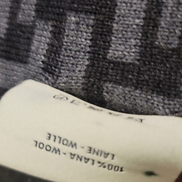 **SOLD➡️FENDI ROMA BLACK AND GRAY REVERSIBLE WOOL SCARF - Picture 8 of 8